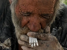 Imagem - Homem mais sujo do mundo viveu 70 anos sem tomar banho e morreu após tomar sua primeira ducha em décadas