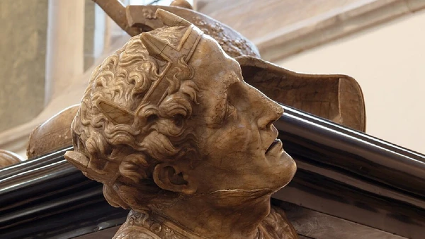 A Britannica aponta que honras divinas a César e ao genius de Augusto foram estabelecidas no início do Império e que o culto ao imperador se espalhou rapidamente