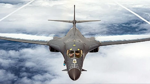 B-1B Lancer, bombardeiro supersônico usado em ataque convencional de longo alcance por U.S. Air Force / Wikimedia Commons