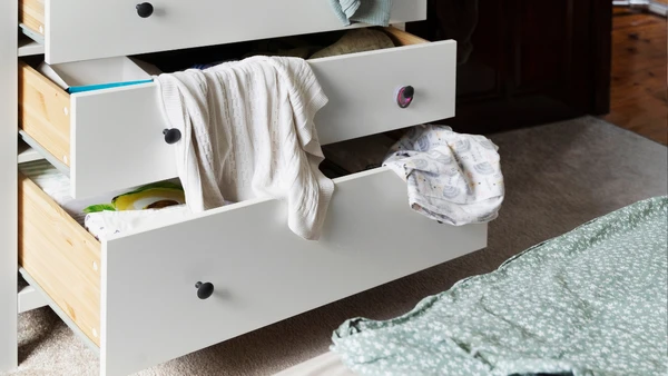 Cada quarto tem um fluxo diferente, e uma solução bonita em foto pode atrapalhar se ficar alta demais, bloquear passagem ou criar nova bagunça