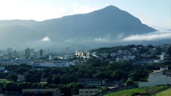 Dentre as opções de programas a serem feitos, o Pico da Ibituruna é o passeio mais famoso da cidade por Paulo JC Nogueira/Wikimedia Commons