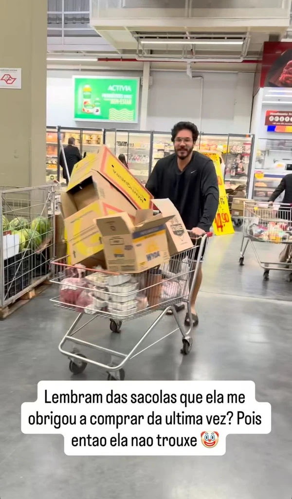 Eliezer fez as compras da casa com funcionária por Reprodução/Instagram