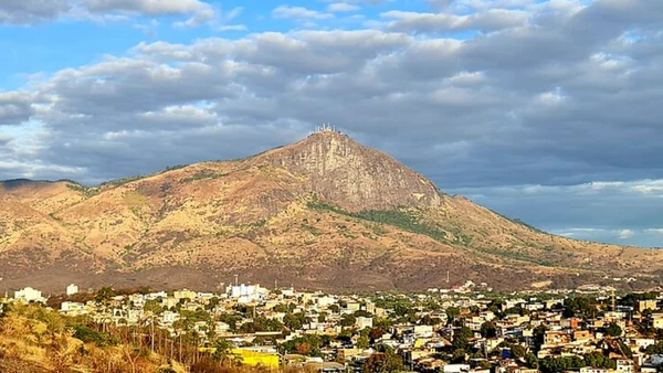 Essa diferença de altura ajuda a formar correntes térmicas favoráveis ao voo livre por Joel Márcio/Wikimedia Commons