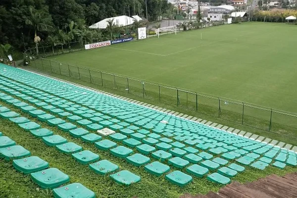 Estádio Janguito Malucelli — Brasil: Localizado em Curitiba, o Janguito Malucelli ficou conhecido como “estádio ecológico” por utilizar arquibancadas naturais com grama e pequenos morros ao redor do campo. Apesar de estar desativado atualmente, o projeto chamou atenção por fugir completamente do padrão tradicional das arenas brasileiras.
 por Reprodução