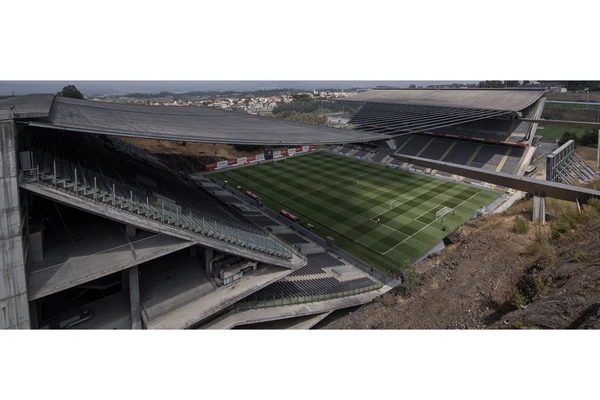 Estádio Municipal de Braga — Portugal: Construído junto a uma antiga pedreira em Braga, Portugal, o estádio ficou conhecido como “A Pedreira” justamente pela enorme parede de pedra atrás de um dos gols. A montanha faz parte da própria arquitetura da arena e cria um dos cenários mais impressionantes do futebol europeu.
 por Reprodução
