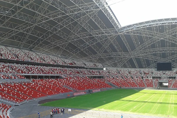 Estádio Nacional de Singapura — Singapura: Com visual que lembra uma nave espacial, o Estádio Nacional de Singapura impressiona pelo teto retrátil de alta tecnologia. O projeto permite adaptação para diferentes eventos e condições climáticas, além de reforçar a imagem futurista da cidade asiática.
 por Reprodução