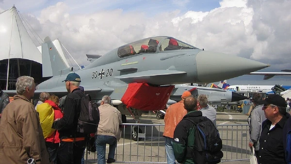 Eurofighter Typhoon, caça europeu usado em defesa aérea, interceptação e missões de ataque ao solo por Geoffrey Lee / Wikimedia Commons