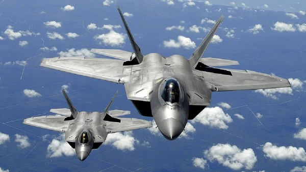 F-22 Raptor, caça furtivo de superioridade aérea com capacidade de supercruzeiro por U.S. Air Force / Wikimedia Commons