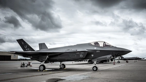 F-35 Lightning II, caça furtivo multifunção usado em ataque, reconhecimento e defesa aérea por U.S. Air Force / Wikimedia Commons
