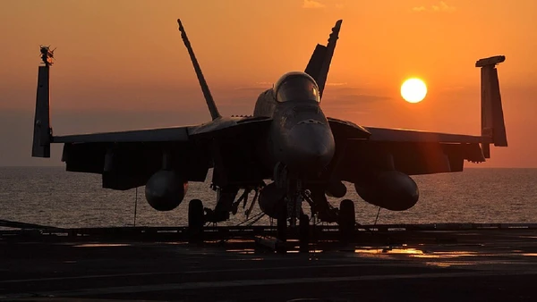 F/A-18E/F Super Hornet, caça naval multifunção usado em porta-aviões para ataque e defesa aérea por U.S. Navy / Wikimedia Commons