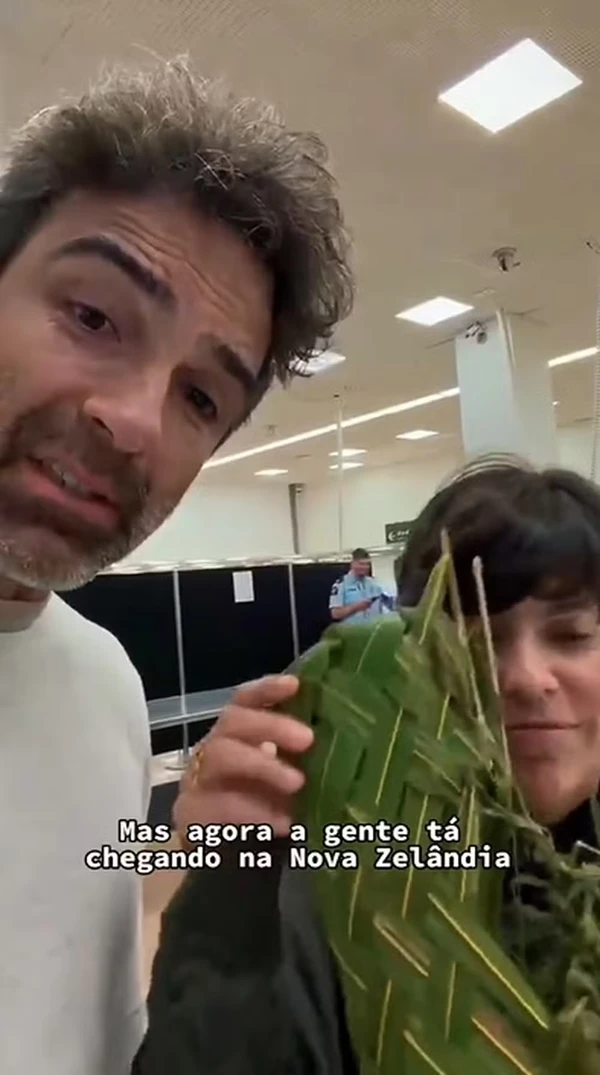 Férias de Tadeu Schmidt: Apresentador diverte a web com bolsa de folhas e visual despojado com a esposa  por Reprodução