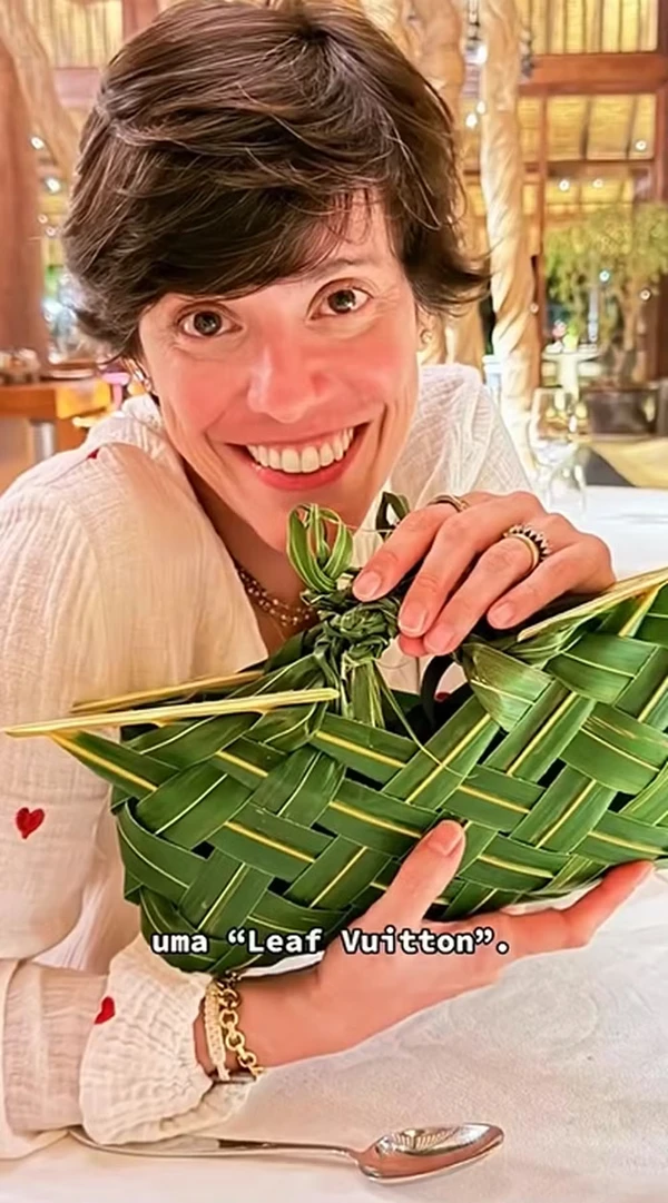 Férias de Tadeu Schmidt: Apresentador diverte a web com bolsa de folhas e visual despojado com a esposa  por Reprodução