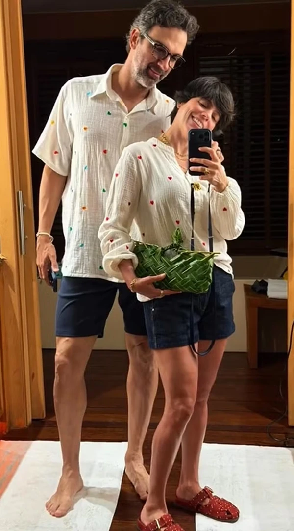Férias de Tadeu Schmidt: Apresentador diverte a web com bolsa de folhas e visual despojado com a esposa  por Reprodução