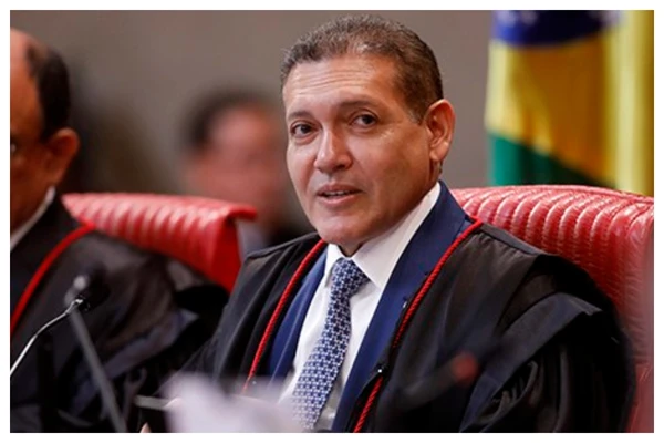 Festa ocorreu após cerimônia da posse de Nunes Marques; ele comandará a Corte Eleitoral até maio de 2027