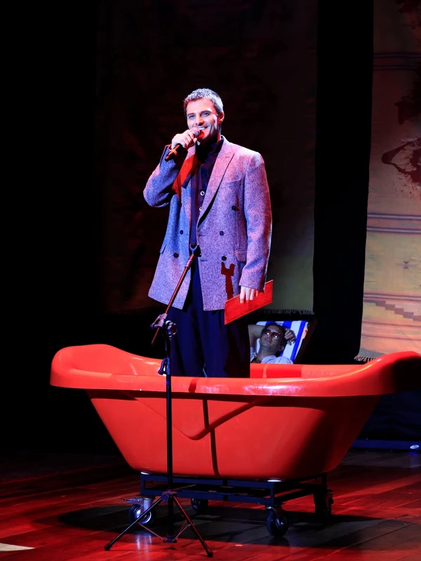 Hugo Bonèmer na peça "O talentoso Ripley" por Luan Rabelo/Divulgação