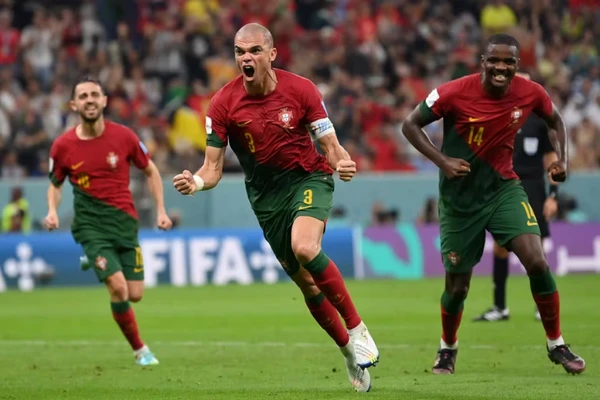 Jogador mais velho a marcar em mata-mata - Pepe assumiu o recorde ao balançar as redes aos 39 anos em um jogo eliminatório de Copa do Mundo. Agora, Cristiano Ronaldo, Luka Modric e Edin Dzeko aparecem como candidatos a superar a marca caso marquem gols na fase mata-mata do Mundial de 2026.
 por Reprodução/Fifa