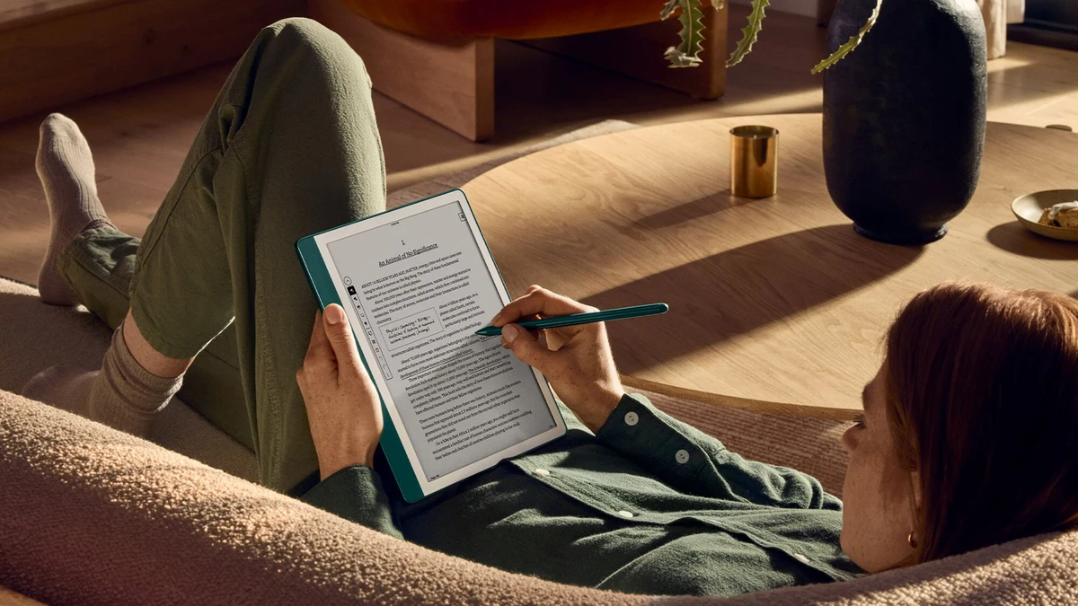 Kindle Scribe: aparelho de 11 polegadas que permite escrever direto na tela com caneta. por Divulgação