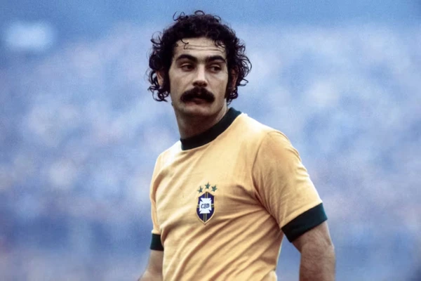 Mais gols de fora da área - Rivellino marcou cinco gols de fora da área em Copas do Mundo e lidera a estatística histórica. Lionel Messi já soma quatro gols de longa distância em Mundiais e está a apenas um de igualar o ex-camisa 10 da Seleção Brasileira. por Reprodução/Fifa