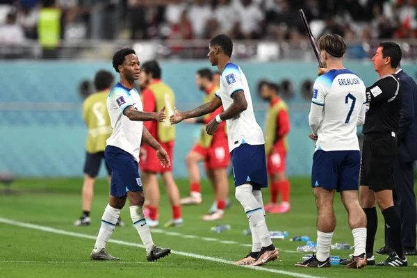 Mais jogos saindo do banco - Denílson detém o recorde de mais partidas entrando como reserva em Copas do Mundo, com 11 jogos saindo do banco. Marcus Rashford, da Inglaterra, já acumula nove aparições dessa forma e pode igualar a marca em 2026.
 por Reprodução/Fifa