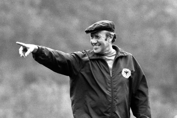Mais partidas como técnico - Helmut Schön lidera a lista de treinadores com mais jogos em Copas do Mundo, com 25 partidas. Didier Deschamps, atual comandante da França, soma 19 jogos e pode igualar — ou até superar — a marca caso os franceses avancem novamente às fases decisivas do torneio.
 por Reprodução/Fifa