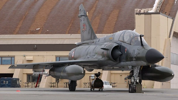 Mirage 2000, caça ainda usado por forças aéreas para interceptação, defesa aérea e ataque tático por U.S. Air Force / Wikimedia Commons