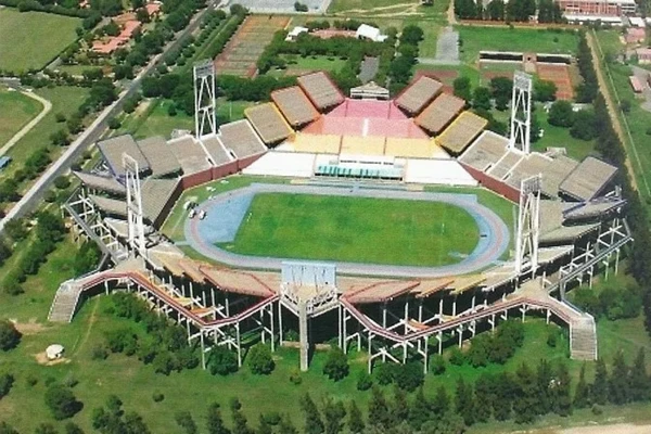 Mmabatho Stadium — África do Sul: O Mmabatho Stadium, na África do Sul, é considerado um dos estádios mais estranhos do planeta por conta do desenho incomum de suas arquibancadas. A disposição dos setores parece desafiar a lógica visual tradicional e causa estranhamento até para quem vê a arena pela televisão.
 por Reprodução