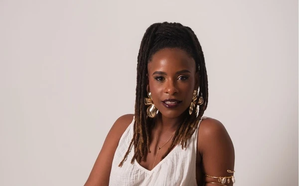 Monique Evelle aposta em conversas íntimas e conquista o Top 20 do Spotify Brasil com o podcast “Em Voz Alta”