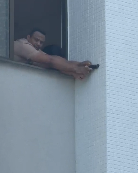 Mulher tenta conter policial armado em surto dentro de hotel na Bahia por Reprodução/Ilhéus Destaques