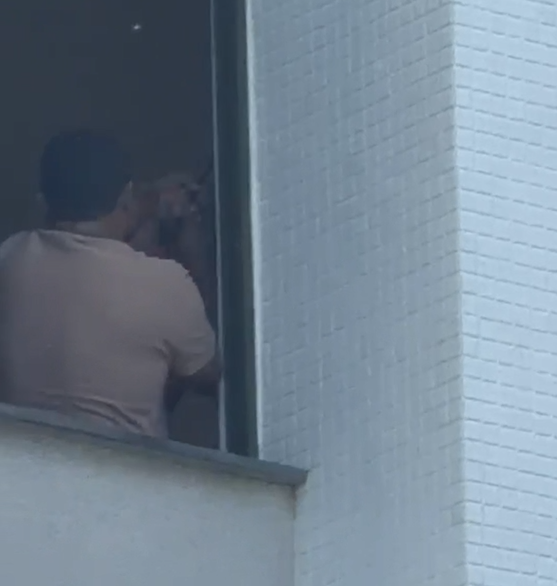 Mulher tenta conter policial armado em surto dentro de hotel na Bahia por Reprodução/Ilhéus Destaques