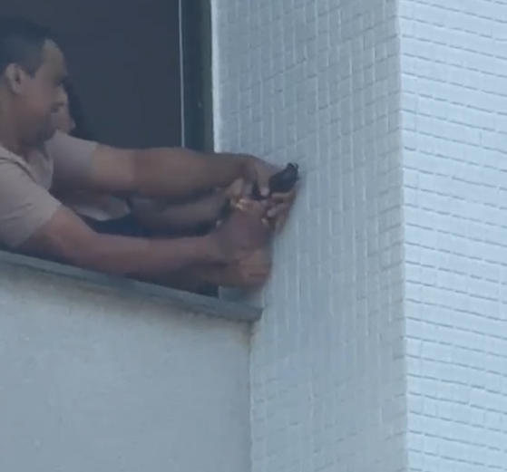 Mulher tenta conter policial armado em surto dentro de hotel na Bahia por Ilhéus Destaques