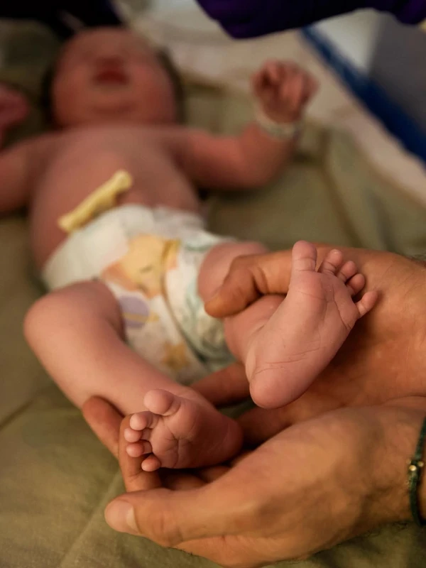 Nascimento de Zuza, filha de Rafa Kalimann e Nattan por Reprodução/Instagram @hannarocha