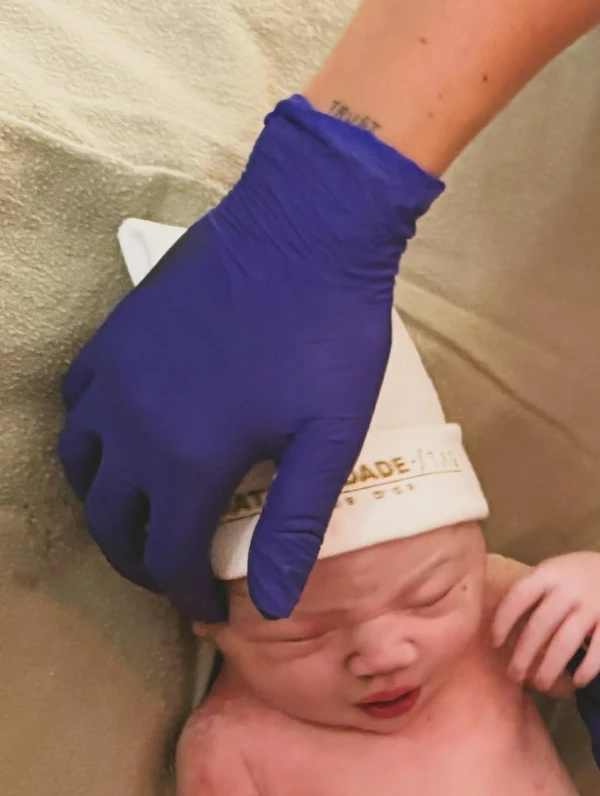 Nascimento de Zuza, filha de Rafa Kalimann e Nattan por Reprodução/Instagram @hannarocha