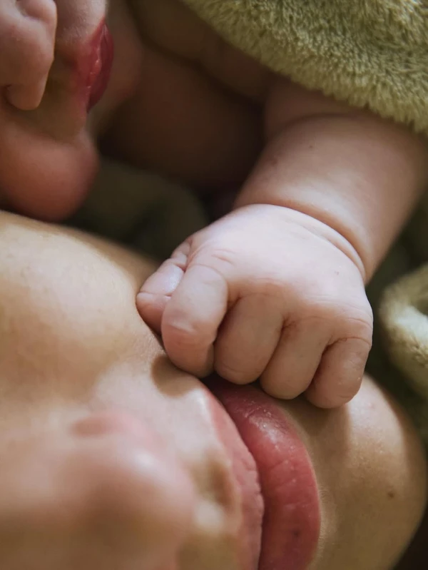 Nascimento de Zuza, filha de Rafa Kalimann e Nattan por Reprodução/Instagram @hannarocha
