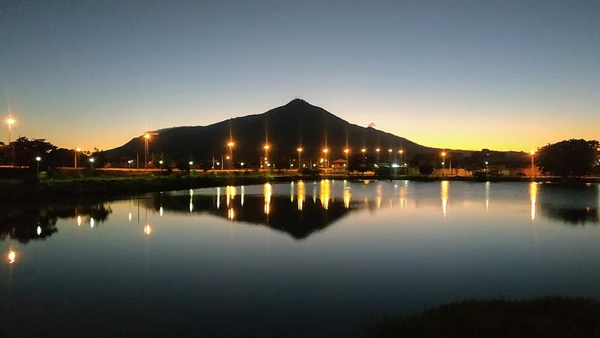 O nome Ibituruna vem do tupi e significa “montanha preta”. O pico tem 1.123 metros de altitude e quase 900 metros de desnível em relação ao Rio Doce