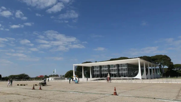 Enquanto a grande obra de R$ 34 milhões não termina, os símbolos da capital seguem atraindo turistas e movimentando a economia local. Fabio Rodrigues Pozzebom/Agência Brasil por AGENCIA BRASIL