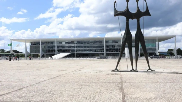 O conjunto arquitetônico assinado por Oscar Niemeyer recebe investimentos do Novo PAC para recuperar a pavimentação e a estrutura original do piso. Valter Campanato/Agência Brasil  Teixeira/Novacap por AGENCIA BRASIL
