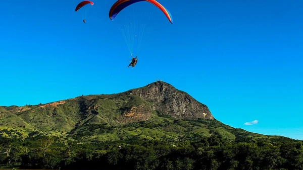 A montanha passou a atrair praticantes de asa-delta e parapente, até se tornar um dos pontos mais conhecidos do planeta para esse tipo de esporte por Rafa Tecchio/Wikimedia Commons