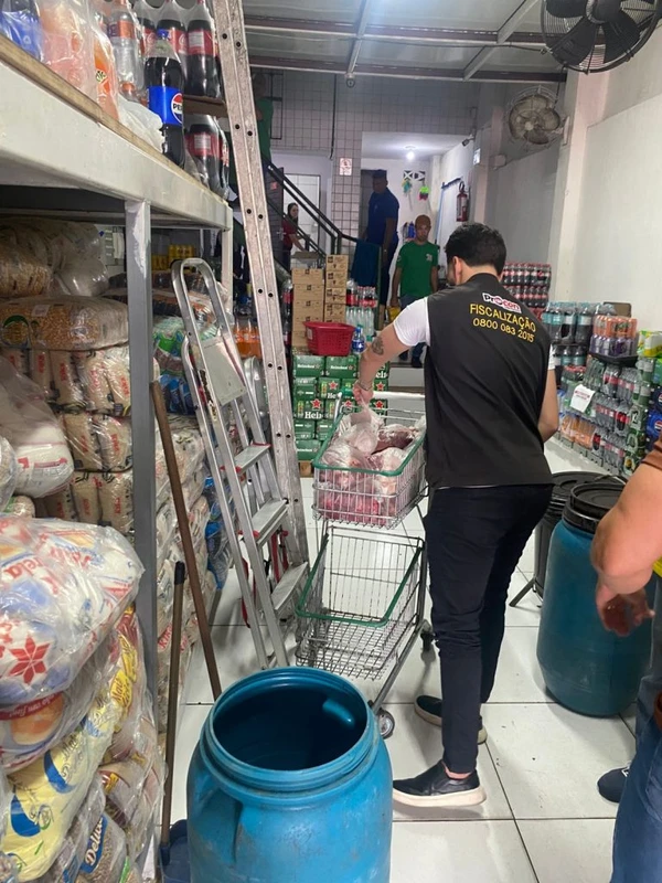 Supermercado é alvo de fiscalização e tem 149 kg de carne apreendidos pelo Procon por Divulgação 