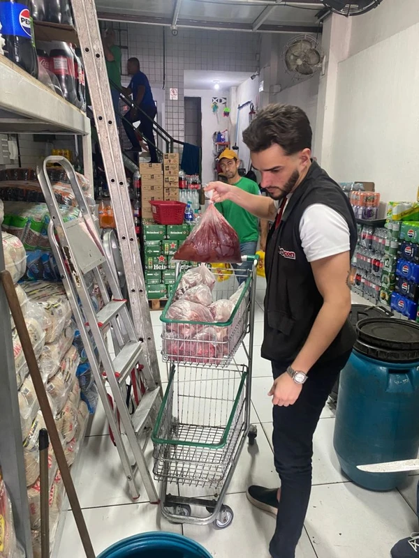 Supermercado é alvo de fiscalização e tem 149 kg de carne apreendidos pelo Procon por Divulgação 