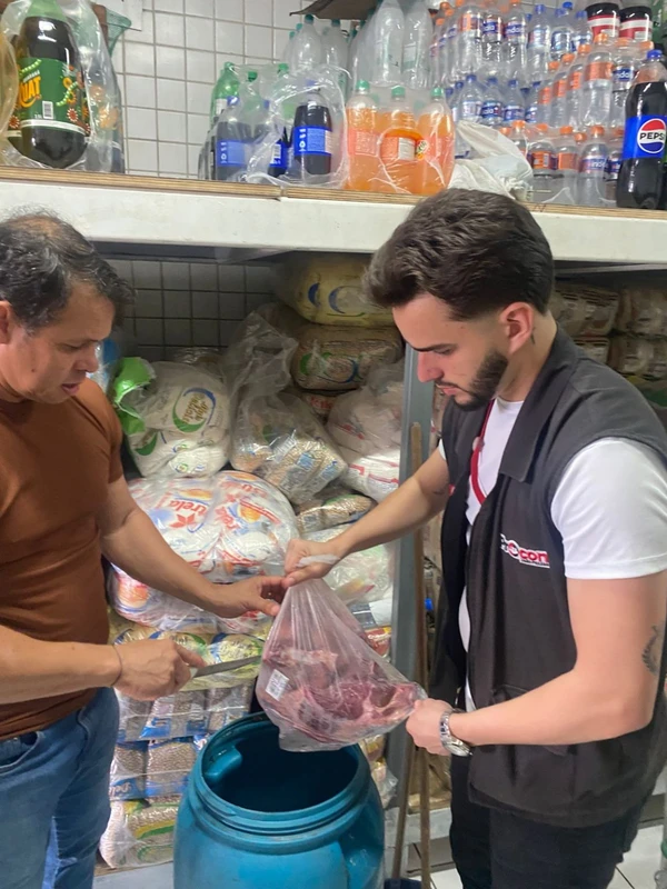 Supermercado é alvo de fiscalização e tem 149 kg de carne apreendidos pelo Procon por Divulgação 