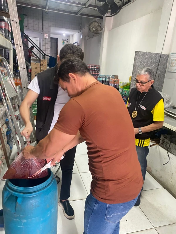 Supermercado é alvo de fiscalização e tem 149 kg de carne apreendidos pelo Procon por Divulgação 