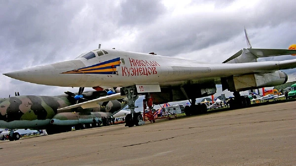 Tupolev Tu-160, bombardeiro estratégico supersônico usado em missões de longo alcance por Alex Beltyukov / Wikimedia Commons