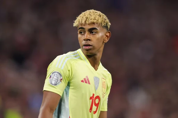 Vencedor mais jovem da Bola de Ouro - Ronaldo Fenômeno tinha apenas 21 anos quando foi eleito o melhor jogador da Copa do Mundo de 1998. Em 2026, jovens estrelas como Lamine Yamal, Désiré Doué e Nico Paz aparecem entre os candidatos a derrubar uma das marcas mais simbólicas da história do Mundial.
 por Reprodução/Fifa