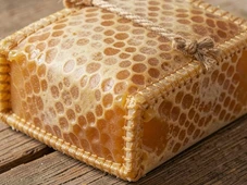 Imagem - A embalagem feita com cera de abelha que pode aposentar o papel mais utilizado na cozinha para conservar alimentos