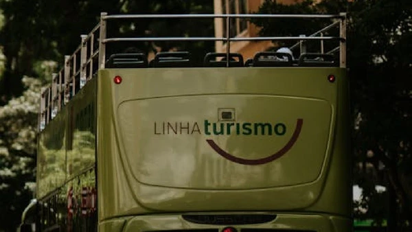 A ferramenta nasce com parceiros do turismo digital, como Booking.com, Expedia, Viator, GetYourGuide, Tiqets e Trip.com. A funcionalidade é apenas para 18+