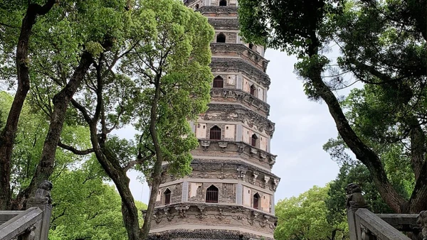 A Pagoda da Colina do Tigre, em Suzhou, é uma das construções inclinadas mais famosas da China e reforça que prédios tortos existem em várias partes do mundo por Chainwit./Wikimedia Commons