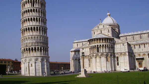 A Torre de Pisa começou a se inclinar ainda durante a construção e virou o exemplo mais famoso de como o solo pode mudar o destino de um monumento por Yair Haklai/Wikimedia Commons