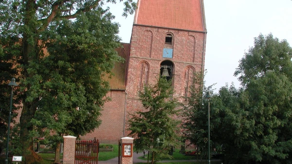 A Torre de Suurhusen, na Alemanha, é outro exemplo de construção antiga que ganhou inclinação marcante sem deixar de fazer parte da paisagem local por Peter Rohleder/Wikimedia Commons