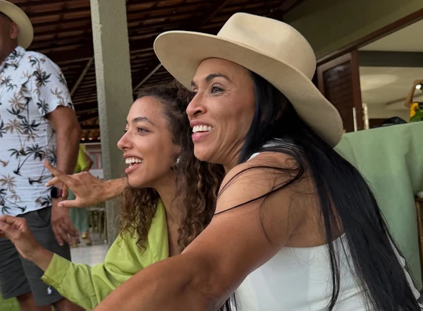 Alice Carvalho e a jogadora Marta  por Reprodução 