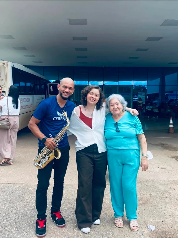 Maria Eduarda Ramos comemorando a última quimioterapia por Reprodução